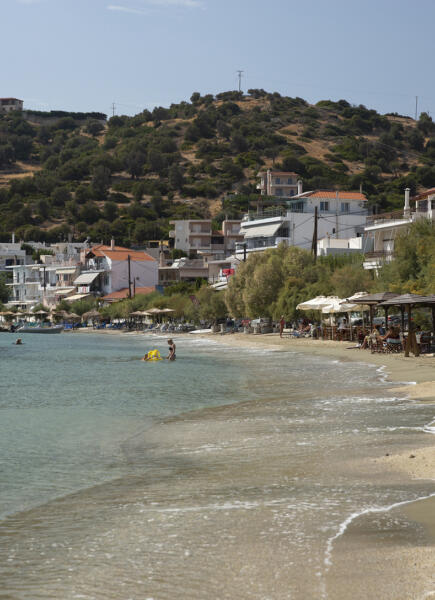 Παραλία, χωριό Άγιοι Απόστολοι. Φωτογραφία: ©Βασίλης Συκάς, για τον Δήμο Κύμης-Αλιβερίου