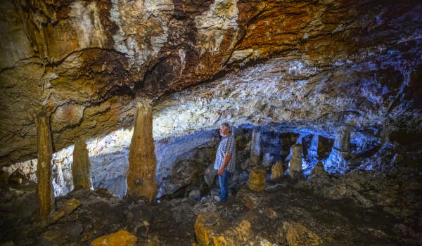 Σπήλαιο Σκοτεινή, χωριό Θαρούνια. Φωτογραφία: ©Βασίλης Συκάς, για τον Δήμο Κύμης-Αλιβερίου