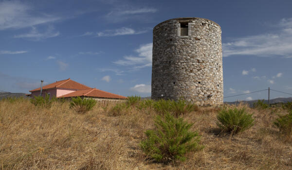 Ανεμόμυλος στο κέντρο του χωριού Ζάρακες. Φωτογραφία: ©Βασίλης Συκάς, για τον Δήμο Κύμης-Αλιβερίου