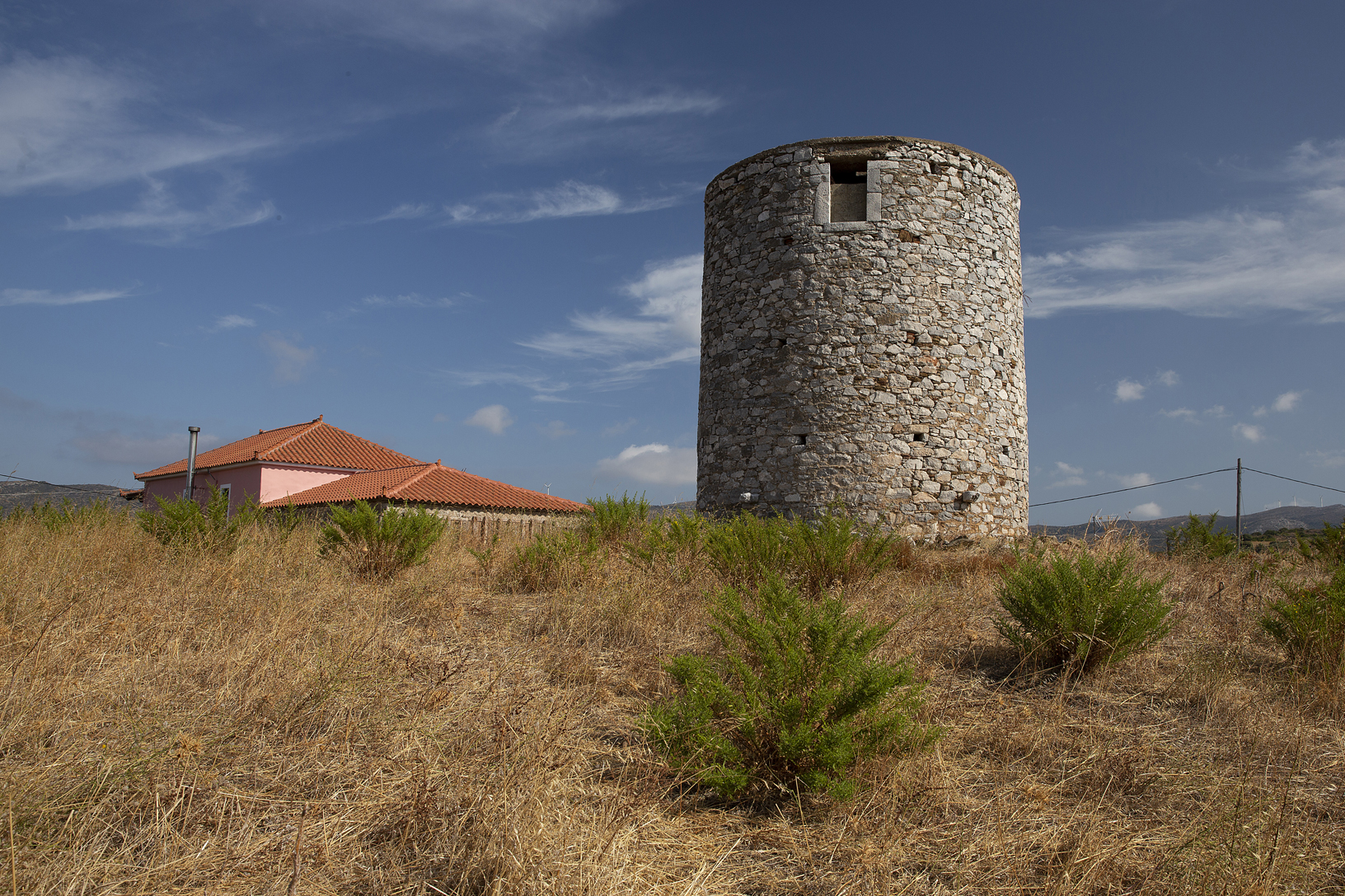 Ανεμόμυλος στο κέντρο του χωριού Ζάρακες. Φωτογραφία: ©Βασίλης Συκάς, για τον Δήμο Κύμης-Αλιβερίου