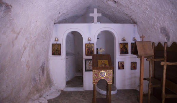 Εκκλησία Αγίου Νικολάου, χωριό Παλαιά Θαρούνια. Φωτογραφία: ©Βασίλης Συκάς, για τον Δήμο Κύμης-Αλιβερίου