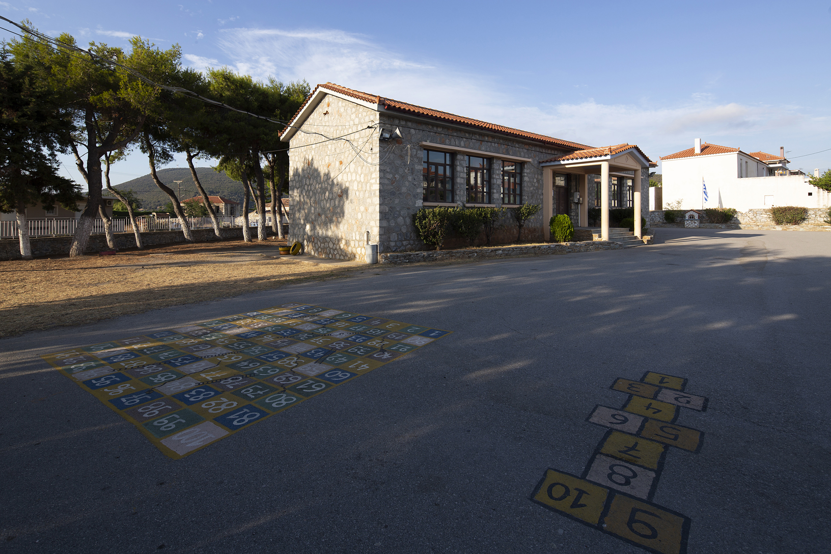 Δημοτικό σχολείο, χωριό Ζάρακες. Φωτογραφία: ©Βασίλης Συκάς, για τον Δήμο Κύμης-Αλιβερίου
