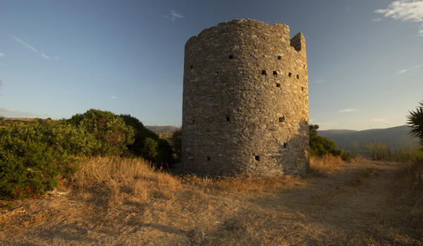 Ανεμόμυλος στην άκρη του χωριού, χωριό Ζάρακες. Φωτογραφία: ©Βασίλης Συκάς, για τον Δήμο Κύμης-Αλιβερίου