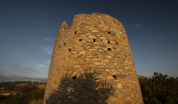 Ανεμόμυλος στην άκρη του χωριού, χωριό Ζάρακες. Φωτογραφία: ©Βασίλης Συκάς, για τον Δήμο Κύμης-Αλιβερίου