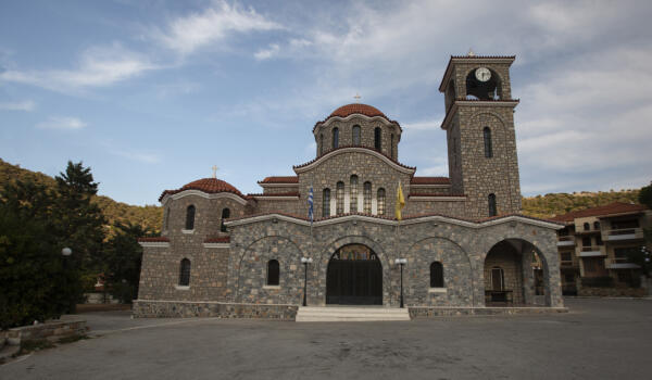 Εκκλησία Αγία Παρασκευή, χωριό Βέλος. Φωτογραφία: ©Βασίλης Συκάς, για τον Δήμο Κύμης-Αλιβερίου