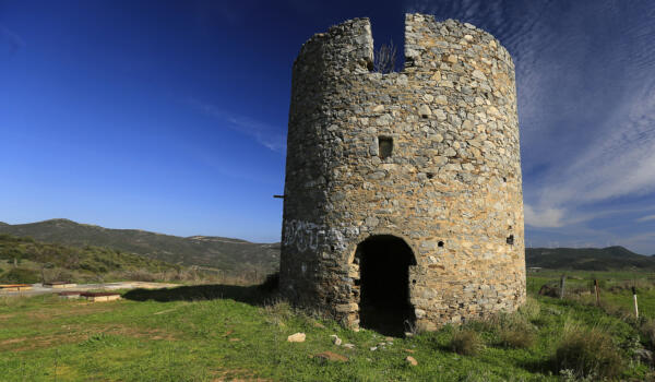 Ανεμόμυλος, χωριό Δύστος. Φωτογραφία: ©Βασίλης Συκάς, για τον Δήμο Κύμης-Αλιβερίου