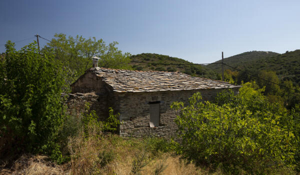Πέτρινο σπίτι με πλάκες, χωριό Παλαιό Ζαπάντι. Φωτογραφία: ©Βασίλης Συκάς, για τον Δήμο Κύμης-Αλιβερίου