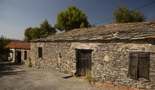 Παλαιό ελαιοτριβείο, χωριό Δροσιά. Φωτογραφία: ©Βασίλης Συκάς, για τον Δήμο Κύμης-Αλιβερίου