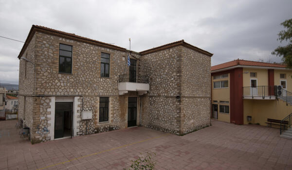 Δημοτικό σχολείο, Αλιβέρι. Φωτογραφία: ©Βασίλης Συκάς, για τον Δήμο Κύμης-Αλιβερίου
