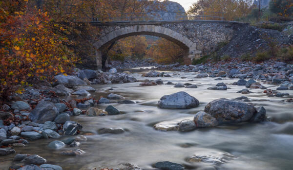 Πέτρινο γεφύρι στο ρέμα Μανικιάτης, χωριό Βρύση. Φωτογραφία: ©Βασίλης Συκάς, για τον Δήμο Κύμης-Αλιβερίου