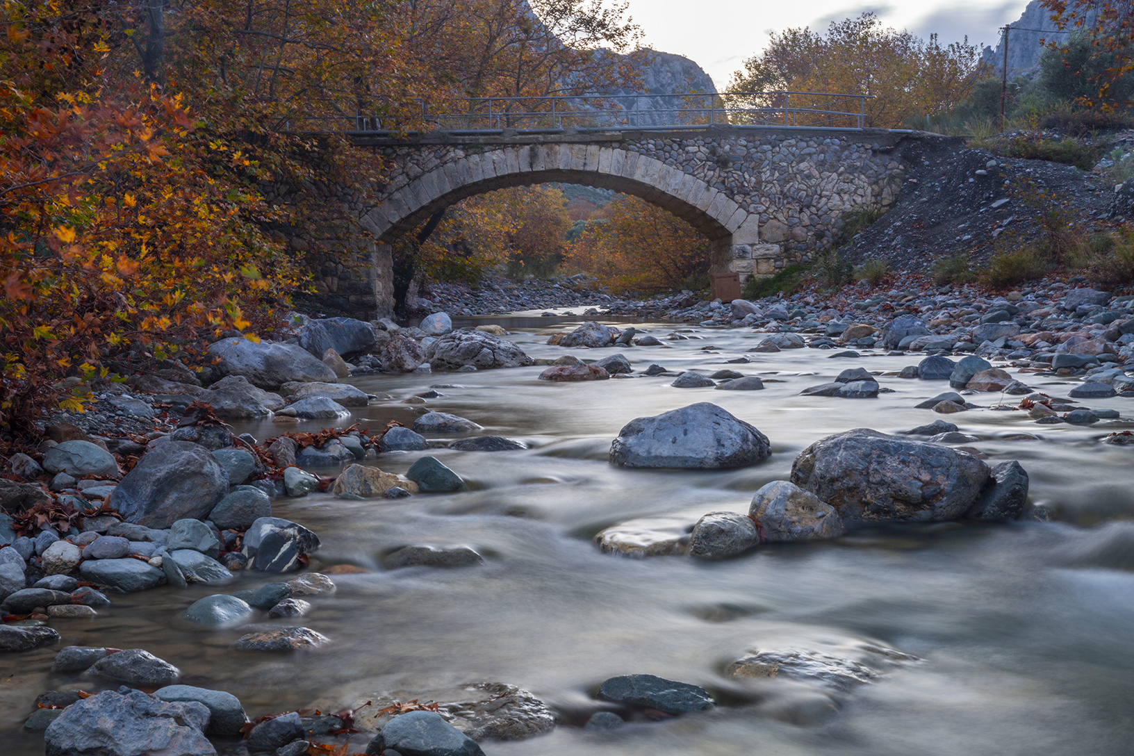 Πέτρινο γεφύρι στο ρέμα Μανικιάτης, χωριό Βρύση. Φωτογραφία: ©Βασίλης Συκάς, για τον Δήμο Κύμης-Αλιβερίου