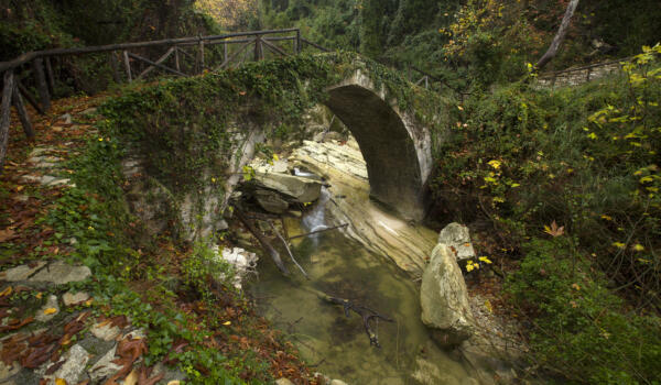 Γεφύρι του Σάντα ή Πυργιώτικο. Φωτογραφία: ©Βασίλης Συκάς, για τον Δήμο Κύμης-Αλιβερίου