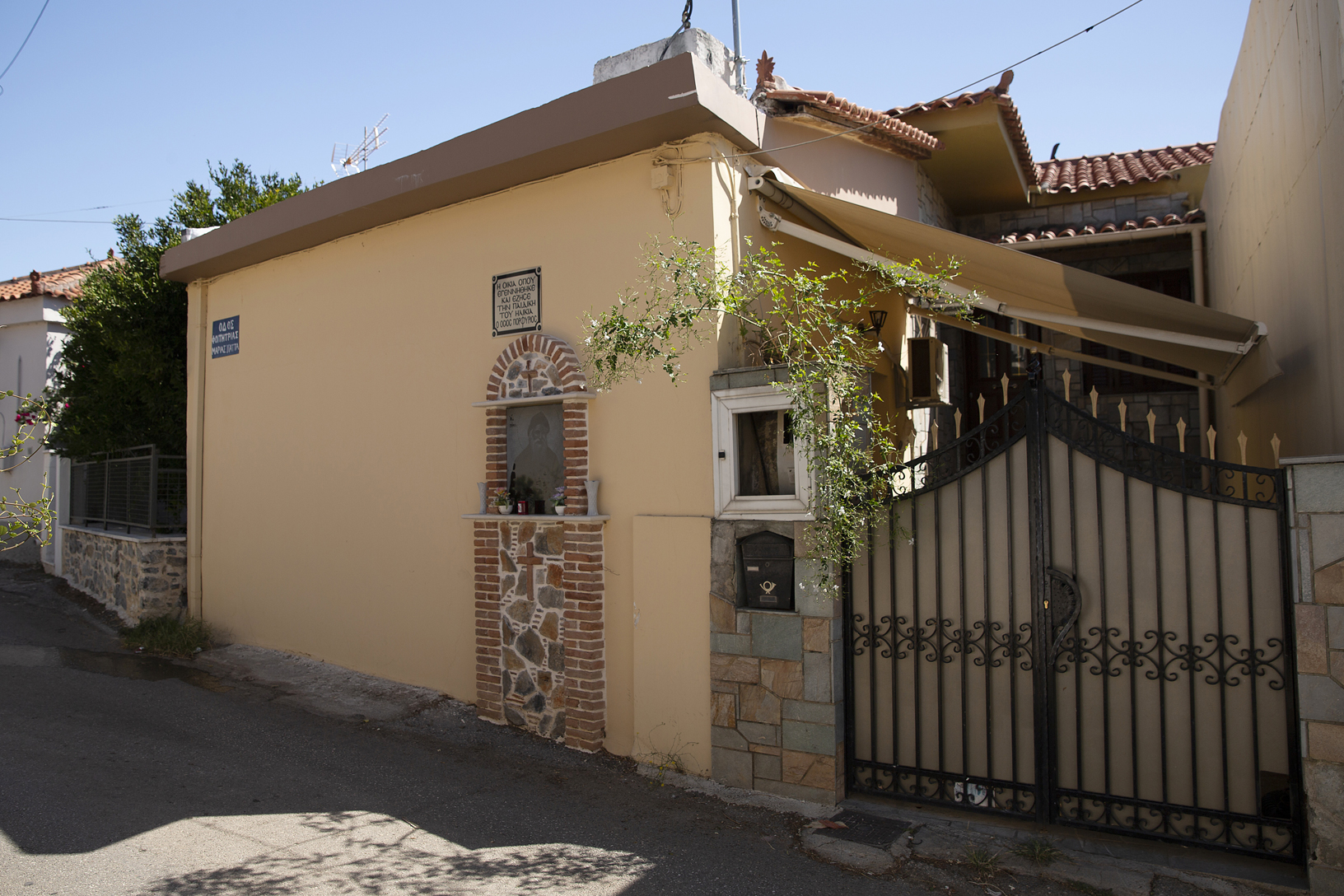 Οικία που γεννήθηκε ο Όσιος Πορφύριος, χωριό Άγιος Ιωάννης. Φωτογραφία: ©Βασίλης Συκάς, για τον Δήμο Κύμης-Αλιβερίου