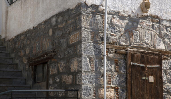 Πέτρινο σπίτι του 1884, χωριό Άγιος Ιωάννης. Φωτογραφία: ©Βασίλης Συκάς, για τον Δήμο Κύμης-Αλιβερίου