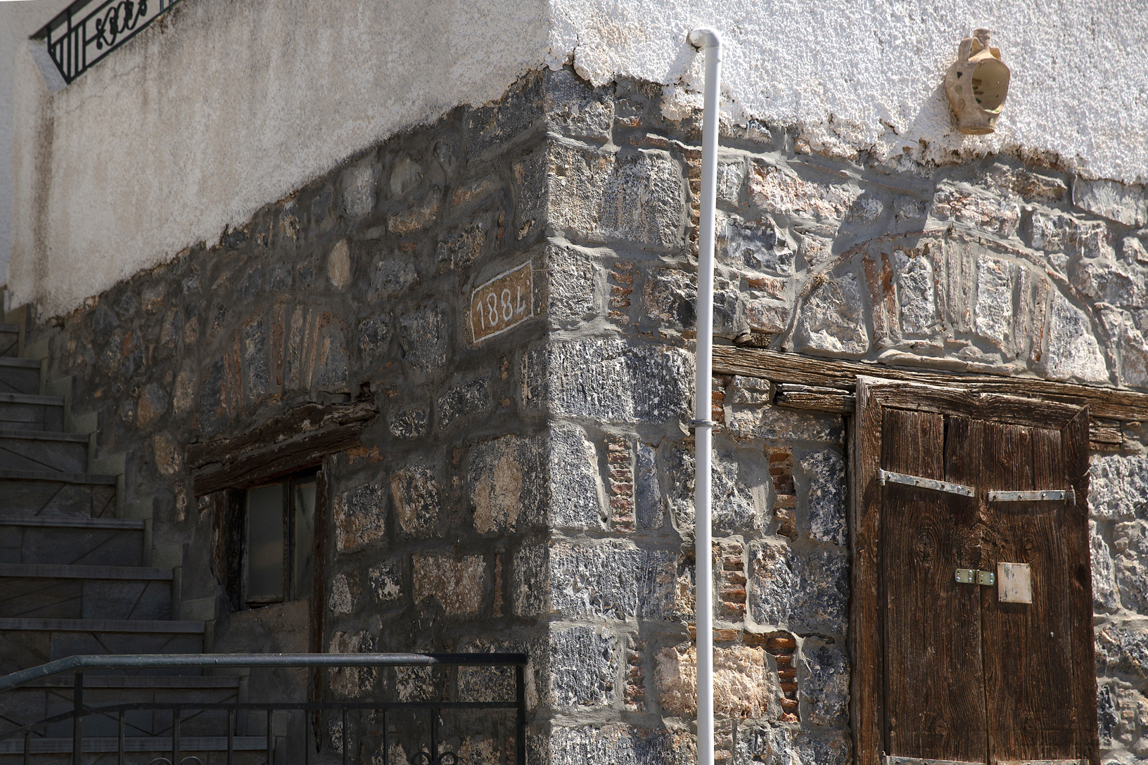 Πέτρινο σπίτι του 1884, χωριό Άγιος Ιωάννης. Φωτογραφία: ©Βασίλης Συκάς, για τον Δήμο Κύμης-Αλιβερίου