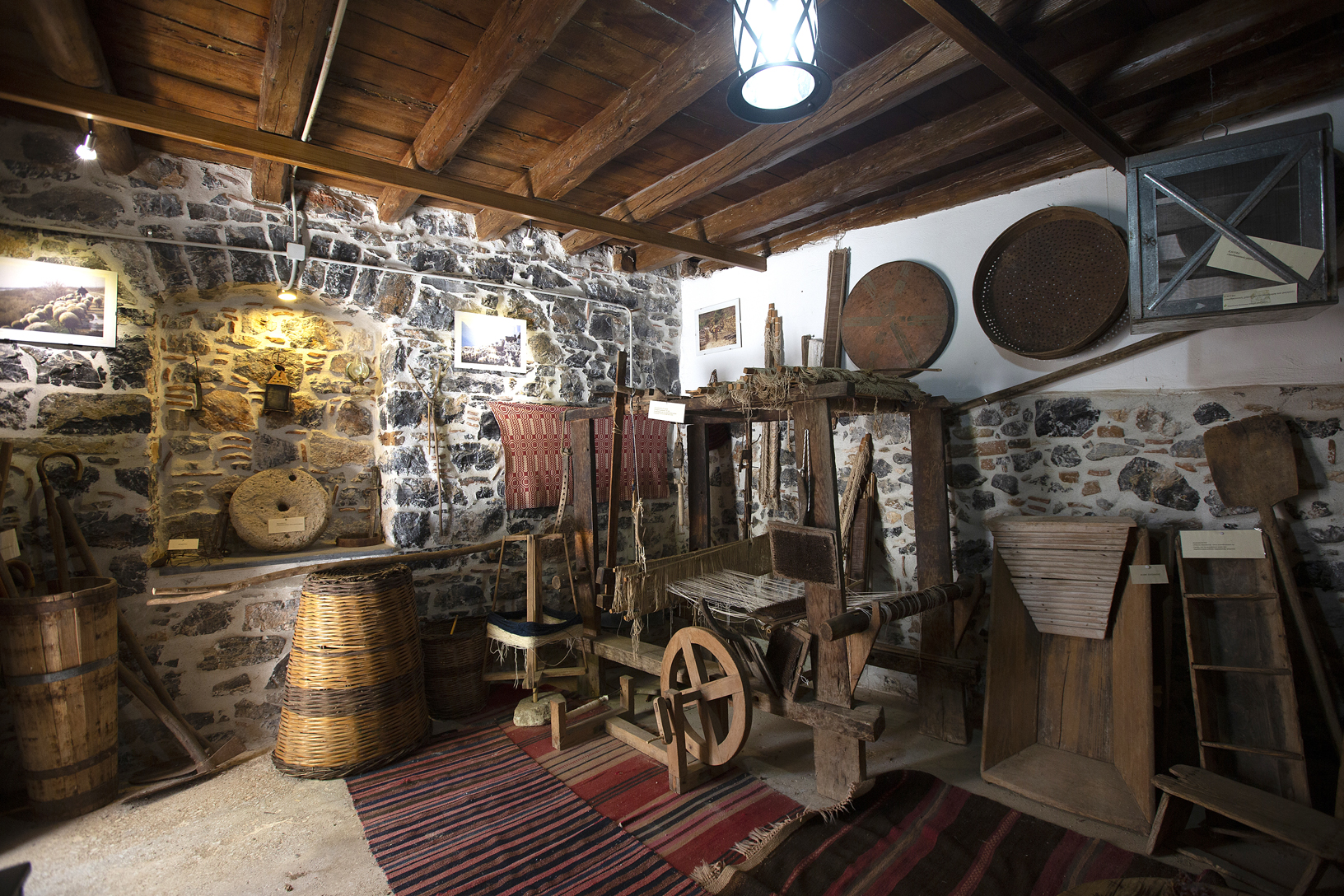 Λαογραφικό Μουσείο (ισόγειο), οικισμός Κουστουμάλου. Φωτογραφία: ©Βασίλης Συκάς, για τον Δήμο Κύμης-Αλιβερίου