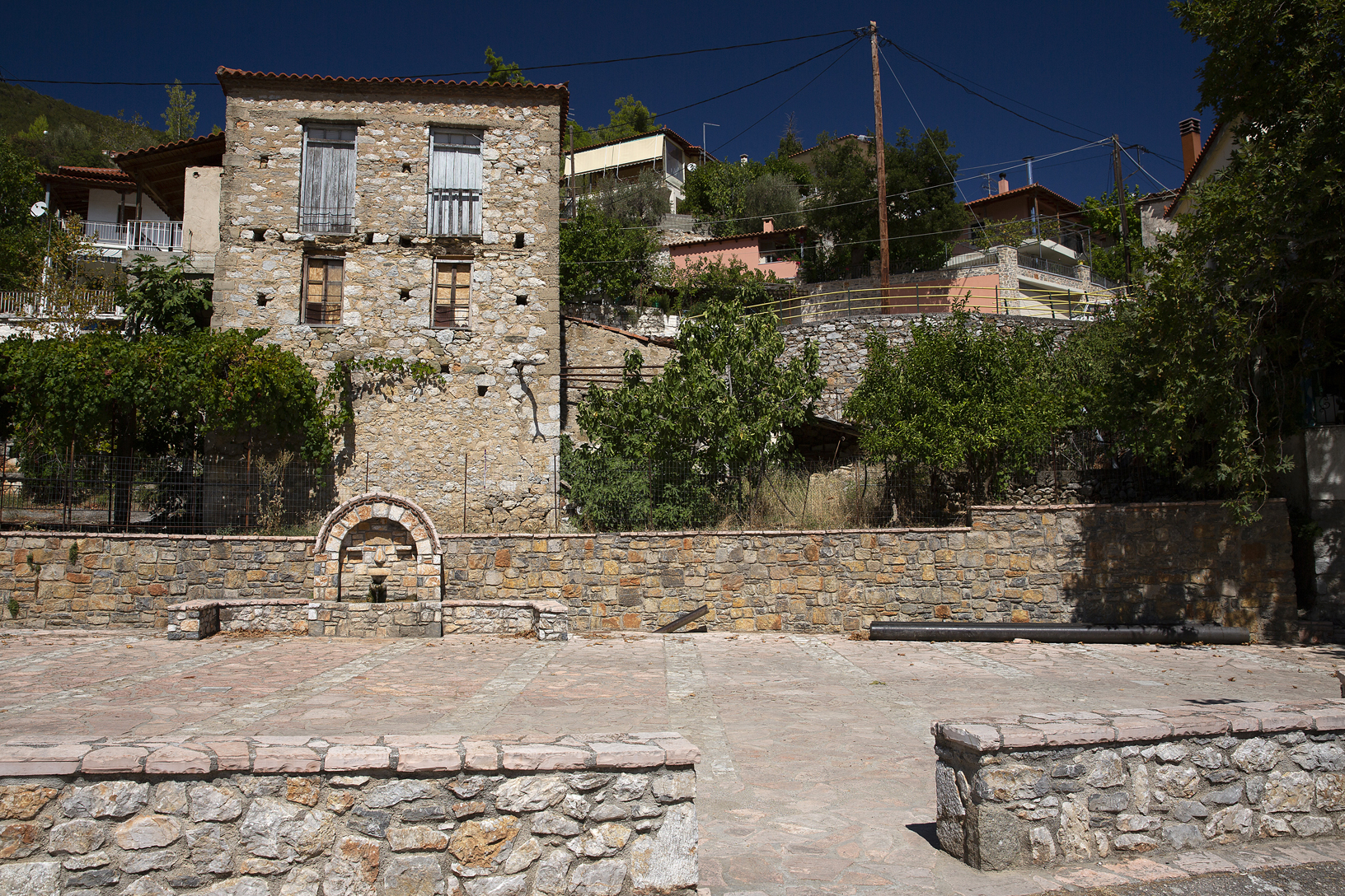 Πλατεία, χωριό Παρθένι. Φωτογραφία: ©Βασίλης Συκάς, για τον Δήμο Κύμης-Αλιβερίου