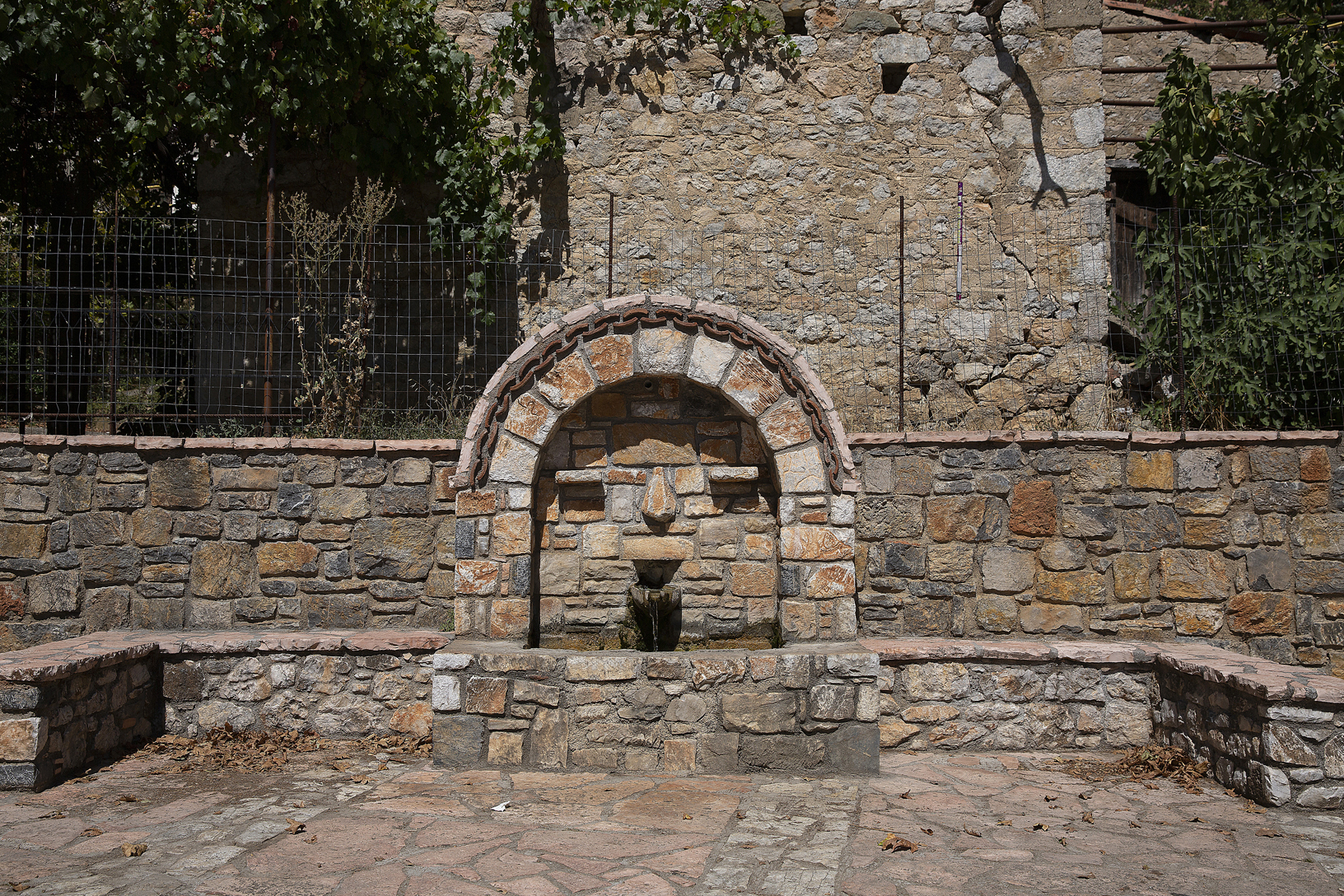 Πέτρινη Βρύση, Χωριό Παρθένι. Φωτογραφία: ©Βασίλης Συκάς, για τον Δήμο Κύμης-Αλιβερίου
