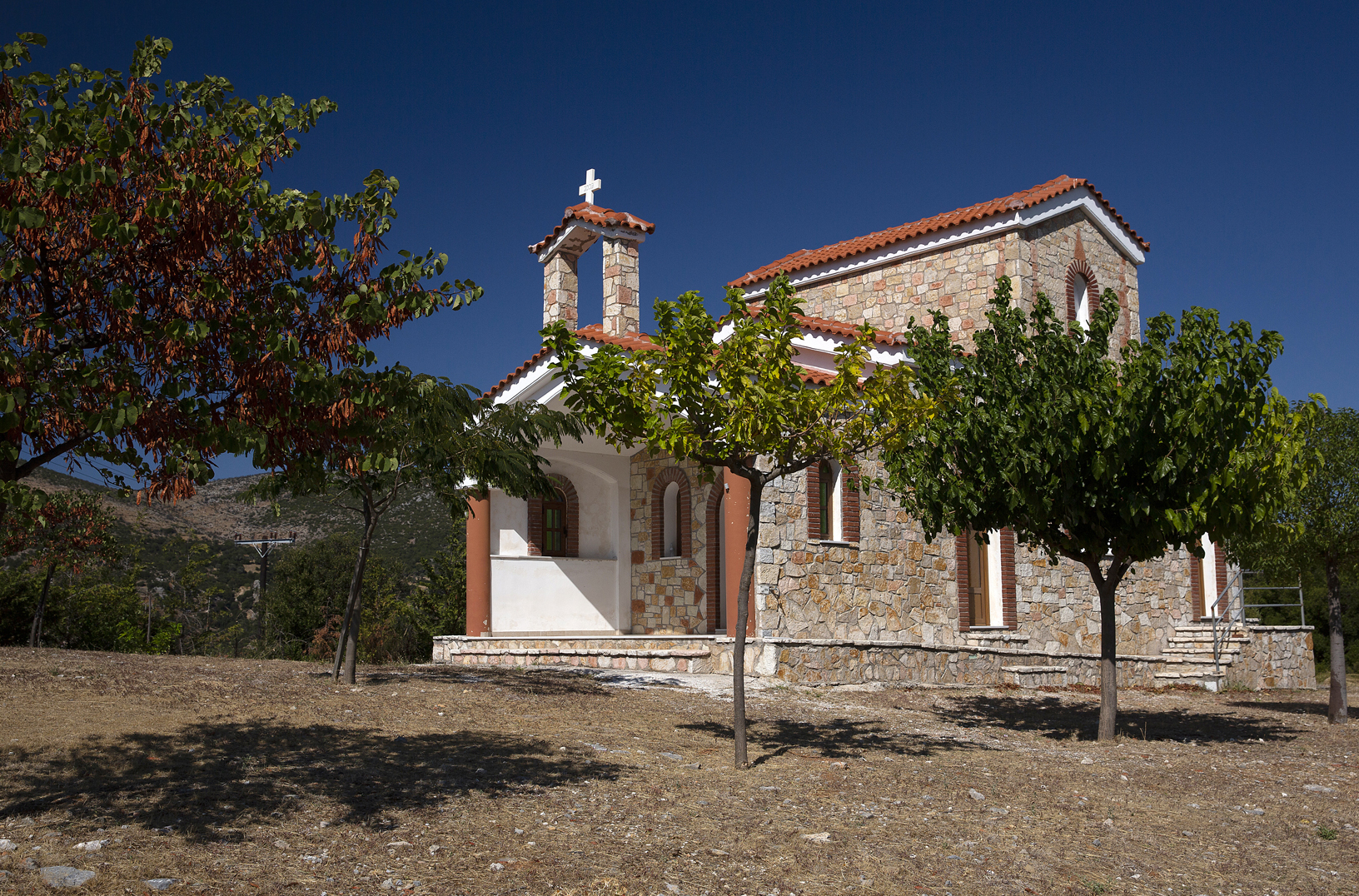 Εκκλησία Αγίου Νεκταρίου 2,5 χλμ από το χωριό Θαρούνια. Φωτογραφία: ©Βασίλης Συκάς, για τον Δήμο Κύμης-Αλιβερίου