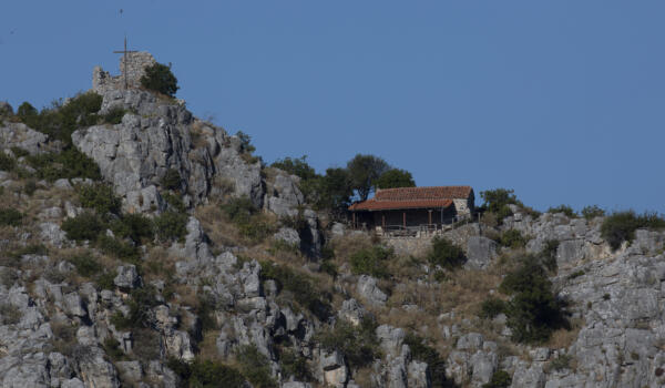 Κουτρουλόπυργος και εκκλησία Αγίου Νικολάου, χωριό Θαρούνια. Φωτογραφία: Αρχείο Δήμου Κύμης - Αλιβερίου