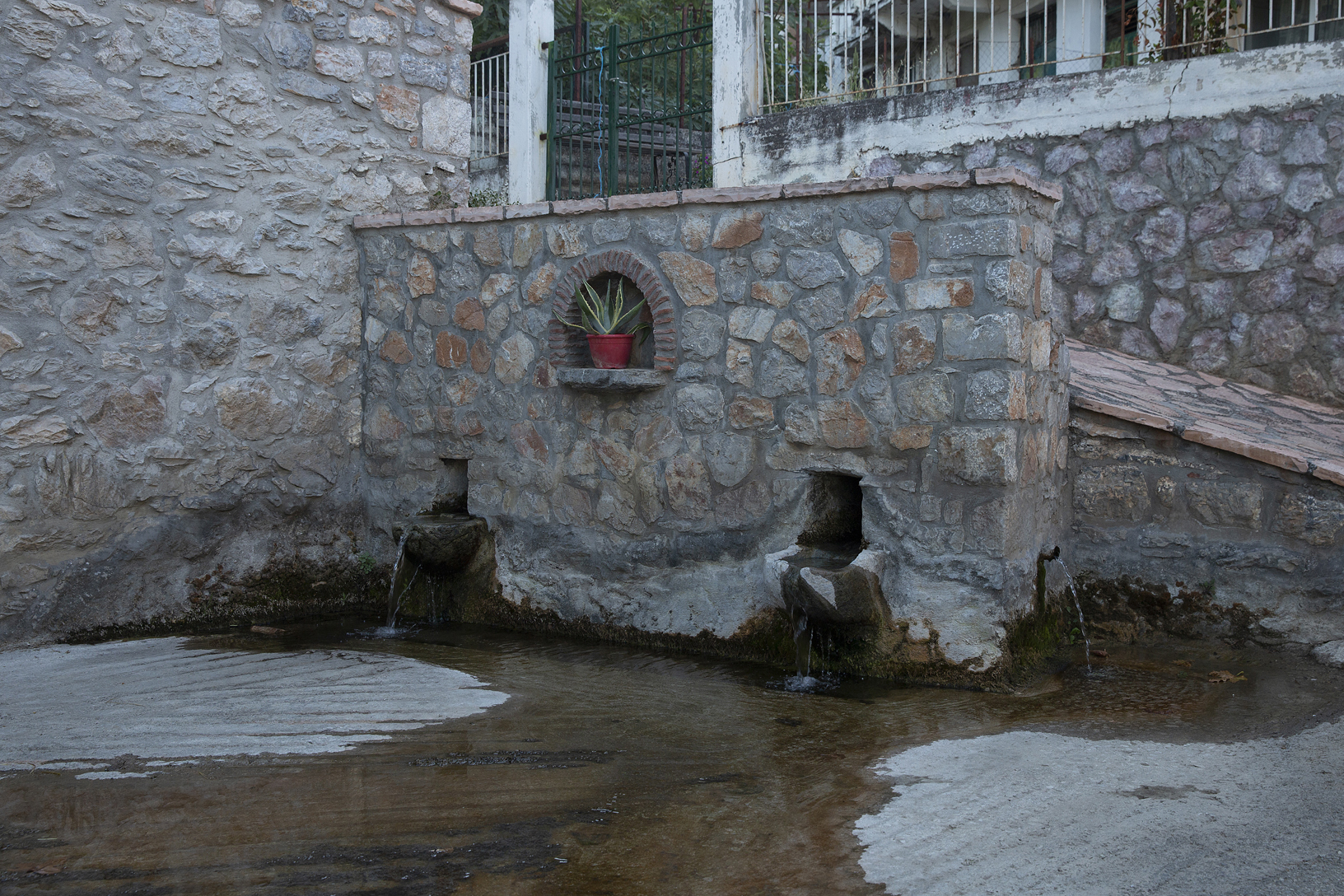 Πέτρινη βρύση, χωριό Παρθένι. Φωτογραφία: ©Βασίλης Συκάς, για τον Δήμο Κύμης-Αλιβερίου