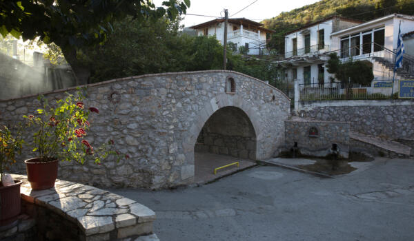Πέτρινο γεφύρι, χωριό Παρθένι. Φωτογραφία: ©Βασίλης Συκάς, για τον Δήμο Κύμης-Αλιβερίου