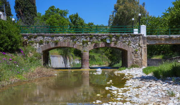 Δύτοξο γεφύρι, χωριό Ρολόι. Φωτογραφία: ©Βασίλης Συκάς, για τον Δήμο Κύμης-Αλιβερίου