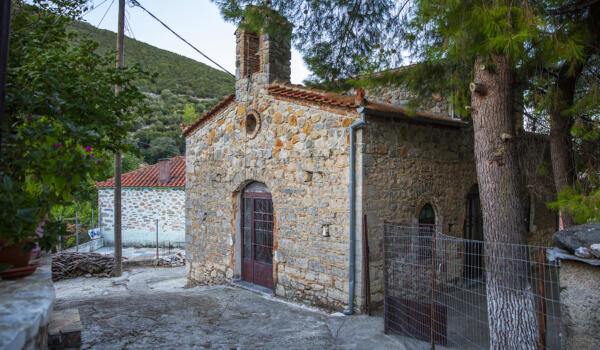 Βυζαντινή εκκλησία Αγίου Γεωργίου, χωριό Παρθένι. Φωτογραφία: ©Βασίλης Συκάς, για τον Δήμο Κύμης-Αλιβερίου
