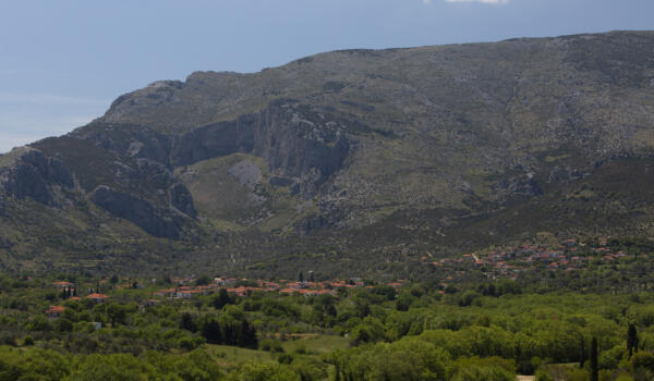 Χωριό Λόκα (αριστερά), χωριό Άγιος Βλάσιος (δεξιά). Φωτογραφία: ©Βασίλης Συκάς, για τον Δήμο Κύμης-Αλιβερίου