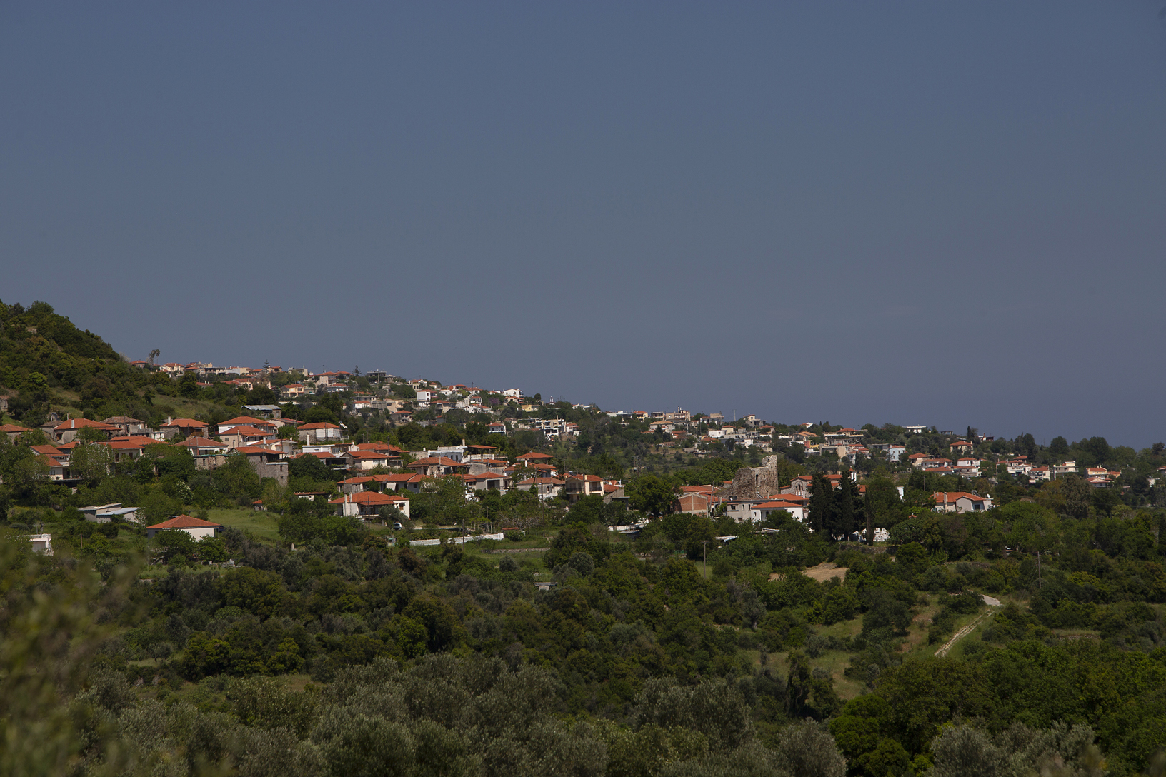 Χωριό Κήποι και πίσω χωριό Οξύλιθος. Φωτογραφία: ©Βασίλης Συκάς, για τον Δήμο Κύμης-Αλιβερίου