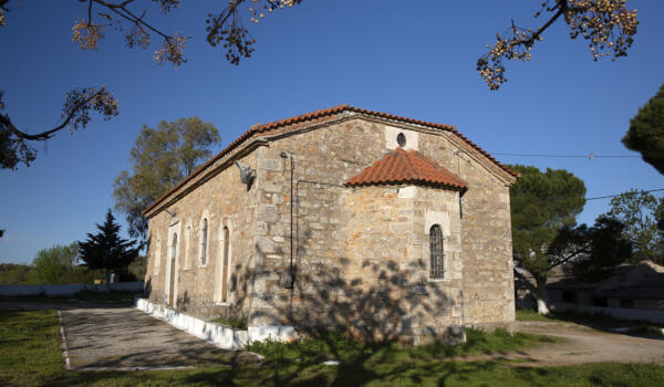 Εκκλησία Αγίας Τριάδος, χωριό Βέλος. Φωτογραφία: ©Βασίλης Συκάς, για τον Δήμο Κύμης-Αλιβερίου