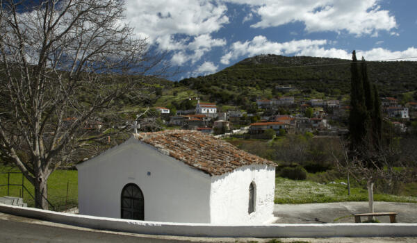 Άγιος Ανδρέας (12ος αιώνας), χωριό Παραμερίτες. Φωτογραφία: ©Βασίλης Συκάς, για τον Δήμο Κύμης-Αλιβερίου