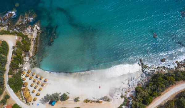 Παραλία «Κλιμάκι», χωριό Άγιοι Απόστολοι. Φωτογραφία: ©Βασίλης Συκάς, για τον Δήμο Κύμης-Αλιβερίου