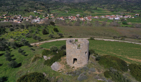 Ανεμόμυλος στο χωριό Νεοχώρι. Φωτογραφία: ©Βασίλης Συκάς, για τον Δήμο Κύμης-Αλιβερίου