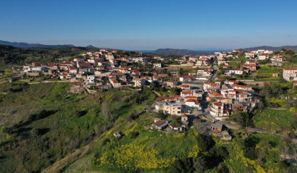 Χωριό Άγιος Γεώργιος. Φωτογραφία: ©Βασίλης Συκάς, για τον Δήμο Κύμης-Αλιβερίου