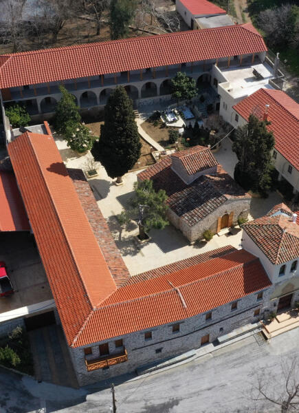 Μονή Αγίου Χαραλάμπου Λευκών. Φωτογραφία: ©Βασίλης Συκάς, για τον Δήμο Κύμης-Αλιβερίου