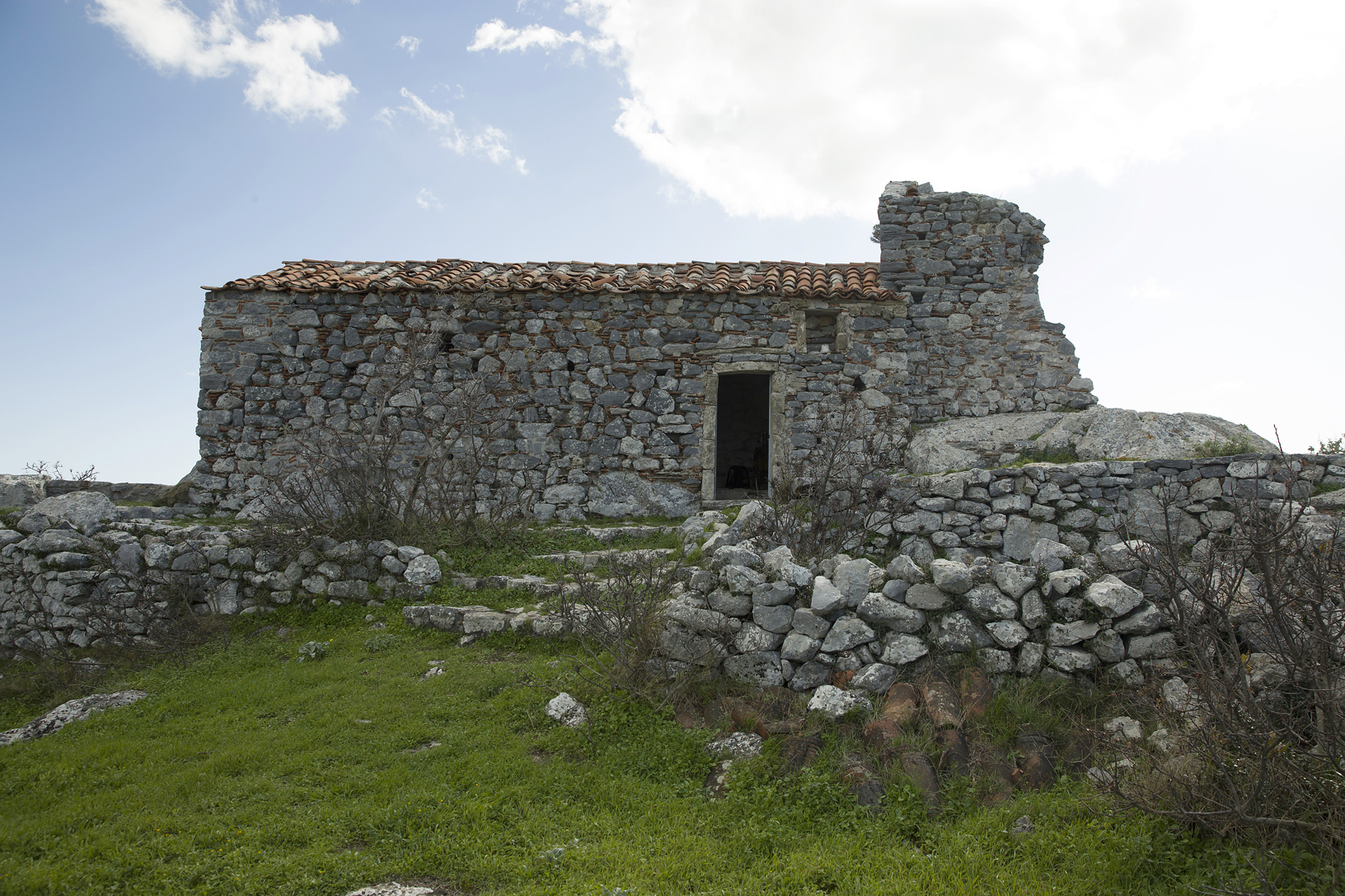 Ναός Παναγίας στο Κάστρο Ποτήρι, χωριό Αυλωνάρι. Φωτογραφία: ©Βασίλης Συκάς, για τον Δήμο Κύμης-Αλιβερίου
