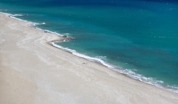 Παραλία Μουρτερή. Φωτογραφία: ©Βασίλης Συκάς, για τον Δήμο Κύμης-Αλιβερίου