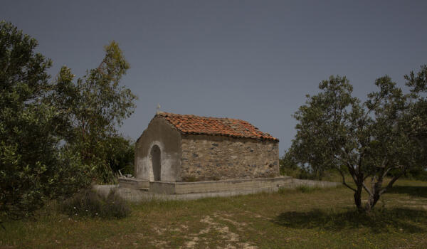 Μονή Παπαβλασσά (Εισόδια της Θεοτόκου), χωριό Οκτωνιά. Φωτογραφία: ©Βασίλης Συκάς, για τον Δήμο Κύμης-Αλιβερίου