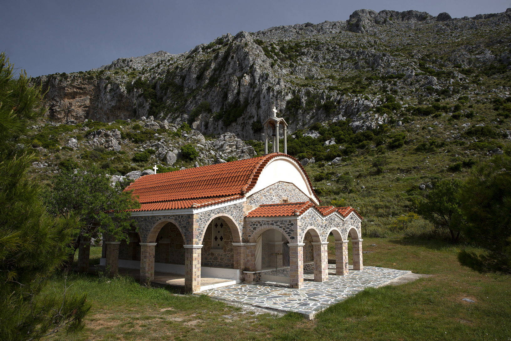 Εκκλησία Ζωοδόχου Πηγής στη θέση Τσούκα, χωριό Οκτωνιά. Φωτογραφία: ©Βασίλης Συκάς, για τον Δήμο Κύμης-Αλιβερίου