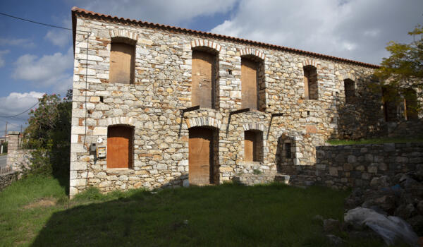 Πέτρινο σπίτι στον οικισμό Δάφνη. Φωτογραφία: ©Βασίλης Συκάς, για τον Δήμο Κύμης-Αλιβερίου