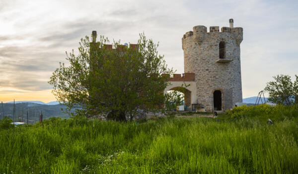 Ανακαινισμένος ανεμόμυλος και οικία, χωριό Περιβόλια. Φωτογραφία: ©Βασίλης Συκάς, για τον Δήμο Κύμης-Αλιβερίου