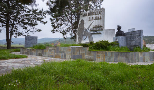 Μνημείο Εθνικής Αντίστασης ΛΑΜΠΟΥΣΑ. Φωτογραφία: ©Βασίλης Συκάς, για τον Δήμο Κύμης-Αλιβερίου