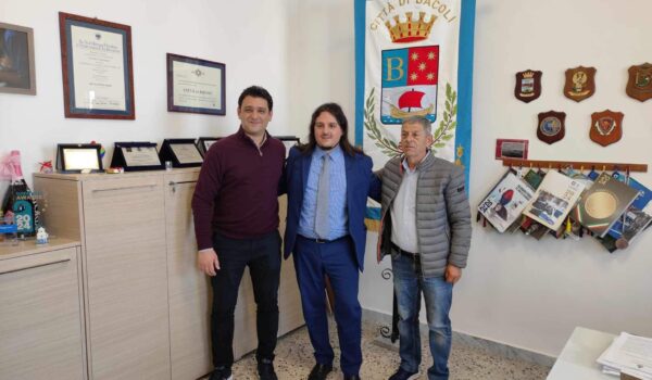 Ο Δήμαρχος Κύμης Αλιβερίου, Νίκος Μπαράκος, ο Δημάρχου Δήμαρχος του Bacoli, Josi Gerardo Della Ragione και ο αντιδήμαρχος Κύμης, Αργύρης Πάφρας.